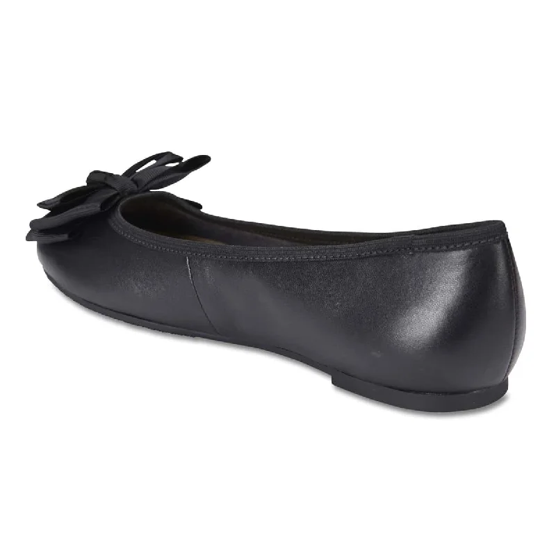 Gem Flat in Black Leather